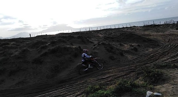 Motocross selvaggio tra le dune di Licola