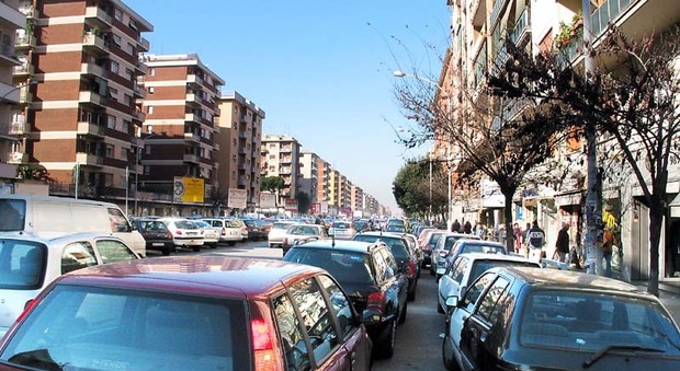 Roma, finte coppiette di borseggiatori all’assalto dei centri commerciali: 3 arresti