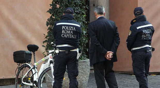 Roma, l'ex capo dei vigili Giuliani alla vigilessa: «Hai due figlie, stai attenta»