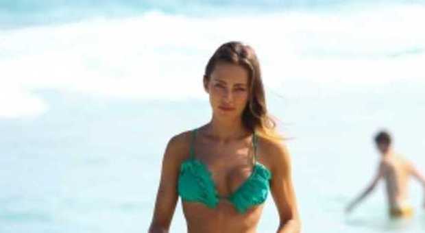 Alessia Tedeschi, sexy bikini sulla spiaggia di Miami: la modella mostra le curve hot