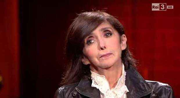 Anna Marchesini cade sul palco e non riesce ad alzarsi: attesa dall'ambulanza del 118 fuori al teatro a Pesaro