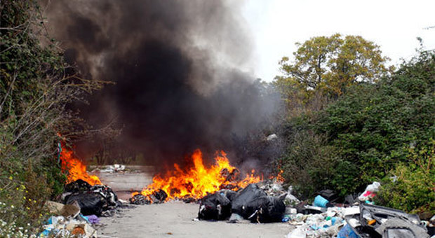 Terra dei Fuochi, nuovo rogo di rifiuti: denunciati i proprietari di nove appezzamenti