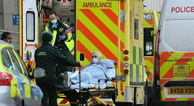 Gran Bretagna, paramedici: «Rischio di 6 ore di attesa per le ambulanze quest'inverno»