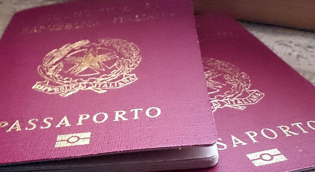 «Rinnovo veloce del passaporto»: sospesa una poliziotta, sequestrati 16.500 euro a una sua società. Nei guai anche il marito