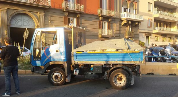 Napoli, fermato un furgone carico di pericoloso amianto
