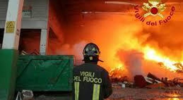 Savona, deposito rifiuti in fiamme: allarme nube tossica, scuole chiuse