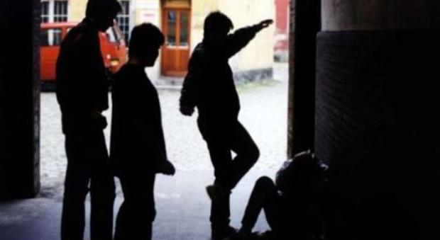 Roma, San Saba: baby gang terrorizza 15enne, schiaffi e pugni per il cellulare. I vicini lo salvano chiamando la polizia