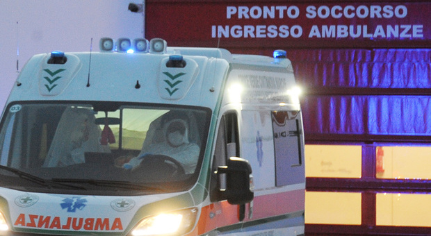 Un'ambulanza all'ingresso del Covid hospital