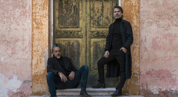 Roberto Angelini e Rodrigo D’Erasmo saranno questa sera in concerto alla Mole di Ancona (FOTO GABRIELE STABILE / UFFICIO STAMPA)