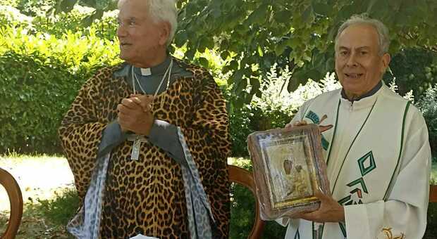 Prete celebra la messa con la casula leopardata, il look di Don Girasoli fa infuriare i fedeli. La spiegazione: «Per i poveri africani»