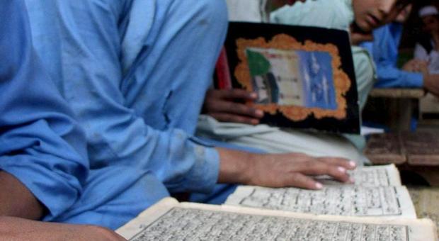 Pisa, ragazzini picchiati con le mazze per imparare il Corano: arrestati due maestri