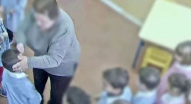 Varese, bimbi maltrattati all'asilo: maestra faceva sesso con il compagno in una stanza del nido