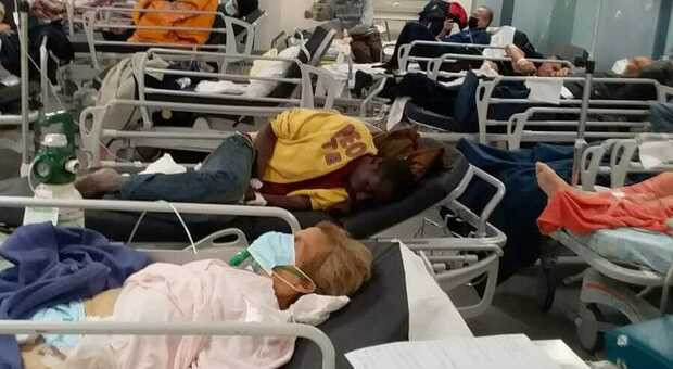 Napoli, il pronto soccorso dell'Ospedale del mare invaso da pazienti in barella