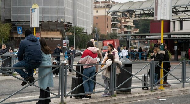 Sciopero generale a Roma, a rischio scuola e trasporti pubblici: coinvolti Atac e treni. Tutti i disagi