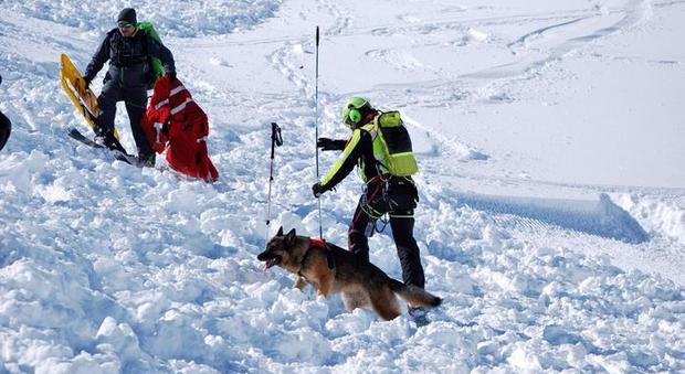 Valanga al Sestriere, due scialpinisti sfiorati: «Stanno bene»