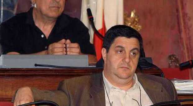 L'ex sindaco Giorgio Meschini, dietro l'ex sindaco Maulo (foto Calavita)
