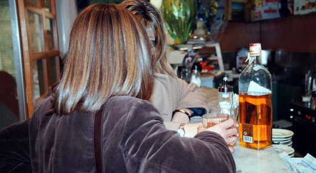 Alcolici per due ragazze in una foto d'archivio