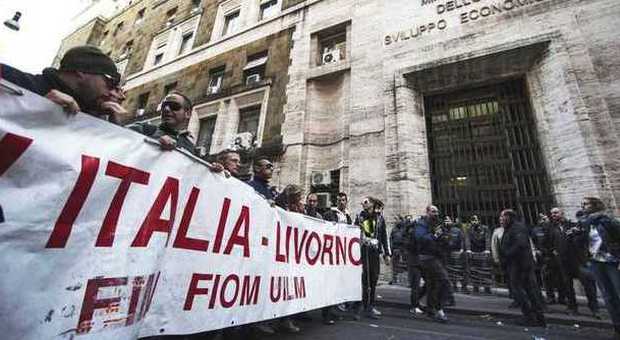 Scontri al corteo Ast a Roma, feriti 4 operai e 4 poliziotti: è bufera. Alfano: brutto giorno