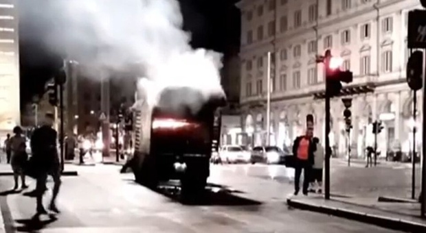 Roma, incendio a Termini: la spazzatrice dell'Ama va a fuoco