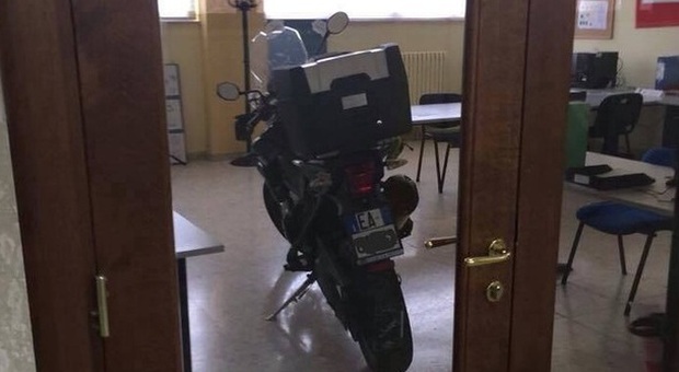 Il preside in moto entra in classe e parcheggia