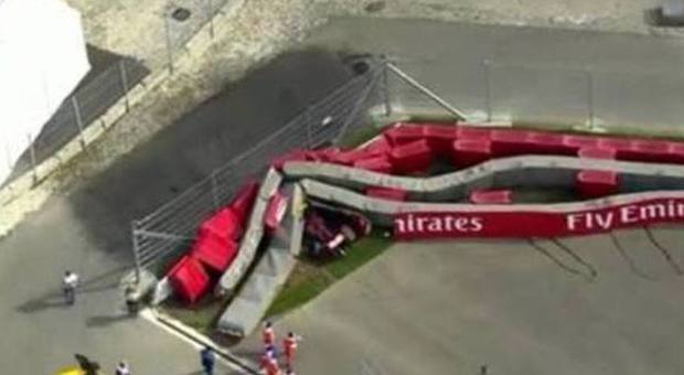 F1. Schianto in pista, paura per Carlos Sainz jr: bandiere rosse e prove libere sospese in Russia