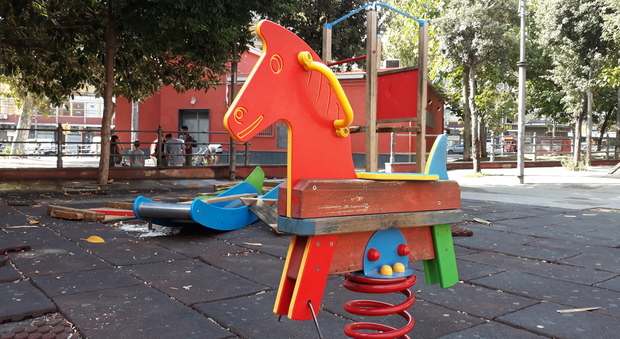 Napoli - Vandalizzata l'area giochi di Piazza Cavour: a rischio l'incolumità dei bambini