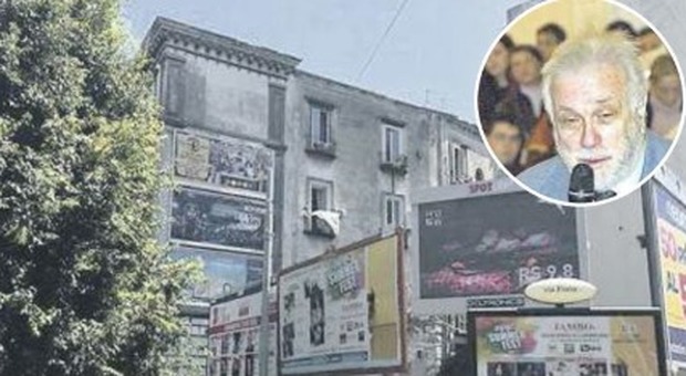 Napoli: via la discarica dal palazzo crollato, il professor Bellavista ritrova il suo balcone