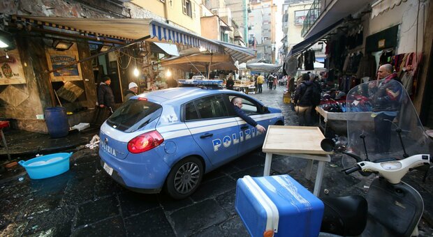 Controlli anti-Covid a Napoli, denunciato parcheggiatore abusivo senza mascherina