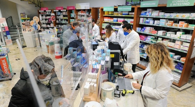 Vaccini in farmacia, Napoli pronta ma c'è il no di Federfarma Campania