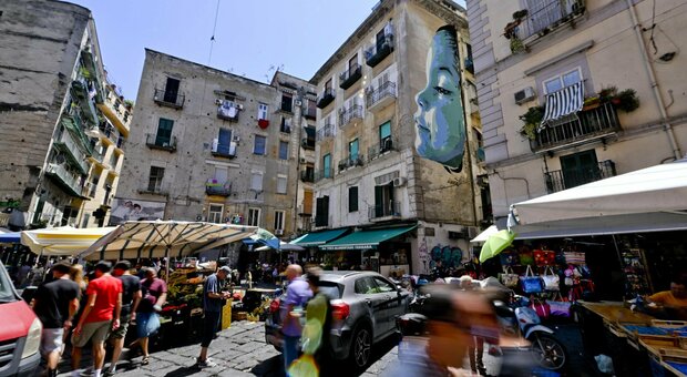 Sfregiata con il coltello dal "fidanzatino" geloso: grave una 12enne a Napoli