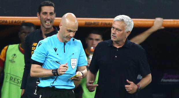 Mourinho, la Uefa apre un'inchiesta sull'allenatore della Roma: aveva insultato l'arbitro della finale contro il Siviglia