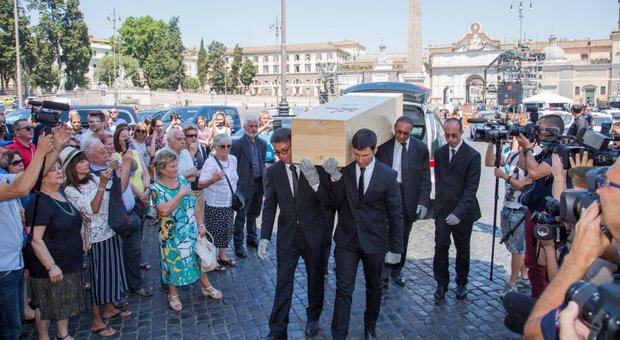 Roma, un lungo applauso per l'addio a Carla Fendi nella chiesa degli Artisti a piazza del Popolo