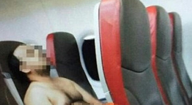 Passeggero nudo in aereo, guarda porno e aggredisce una hostess