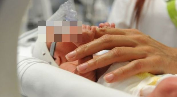 Mamma va ad allattare il figlio neonato, ma lui non si sveglia: è morto nella culla
