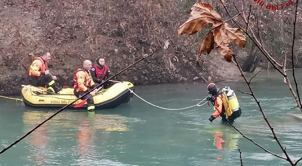 I soccorsi alla giovane donna scivolata nel fiume Tagliamento