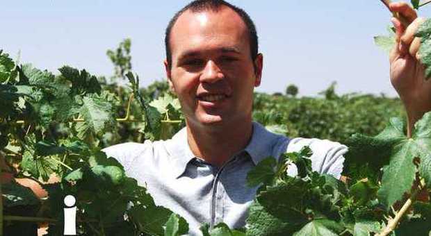 Andrès Iniesta nella sua azienda vinicola