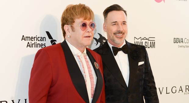 Elton John compie 71 anni e festeggia a Roma col marito: ecco cosa hanno mangiato