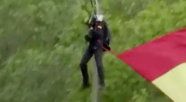 Spagna, paracadutista finisce contro un lampione durante la parata nazionale | Video