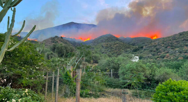 Incendio Stromboli, gli abitanti dell'isola dicono "no" al ritorno del set da cui è partito il rogo. Il sindaco: «nessuna collaborazione da parte loro»