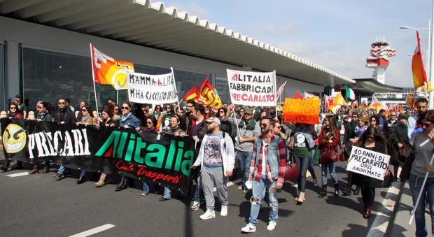 Sciopero Alitalia, disagi per i passeggeri: centinaia di voli cancellati