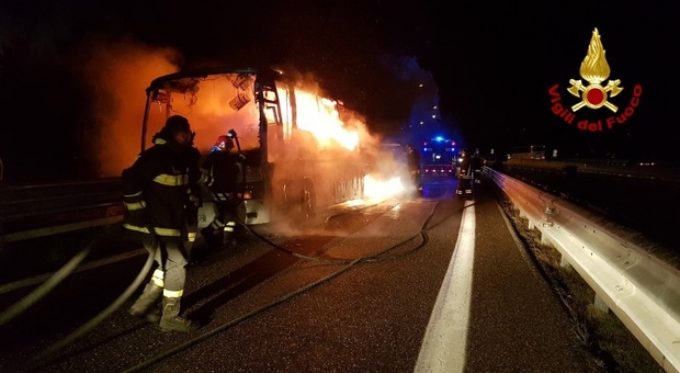 Bus di pellegrini distrutto dalle fiamme in autostrada: tragedia sfiorata in Campania
