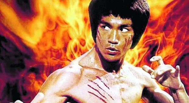Minaccia i passanti con i bastoni di Bruce Lee: assolto per incapacità di intendere e di volere