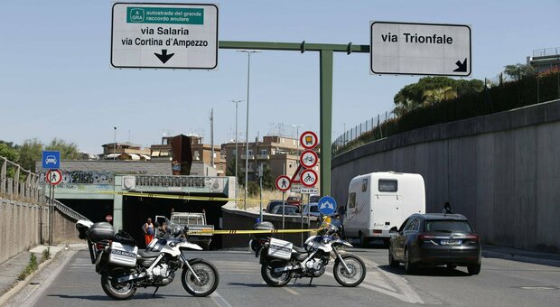 Roma, morto motociclista: incidente nella galleria Giovanni XXIII, il traffico va in tilt