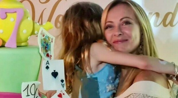 Giorgia Meloni assente alla festa di FdI, il retroscena rivelato dagli amici: «Ferita a casa con la figlia». Intanto Giambruno è «distrutto»