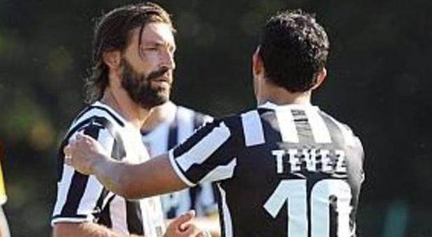 Pirlo e Tevez con la maglia della Juventus