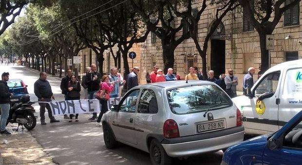 Sul marciapiede con l'auto per aggirare la protesta: automobilisti denunciati
