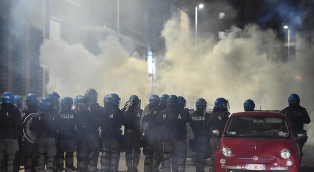 Torino, black bloc sfasciano auto e assaltano bus: passeggeri terrorizzati. Dodici fermati e 4 feriti