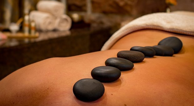 Ragazze assunte per fare i massaggi nel loro centro, ma poi imponevano sesso con i clienti (Foto di Social Butterfly da Pixabay)