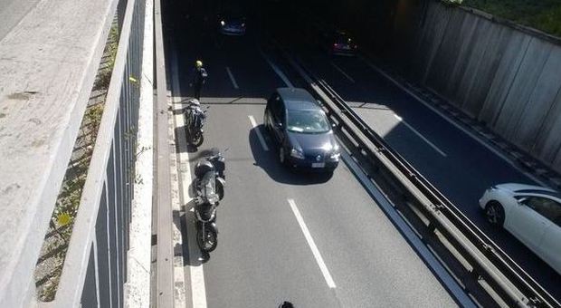 Incidente al Muro Torto, motociclista muore schiantandosi contro il guard rail