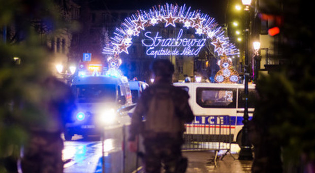 «Urlava Allah Akbar», il terrorista di Strasburgo ferito e ricercato in Germania